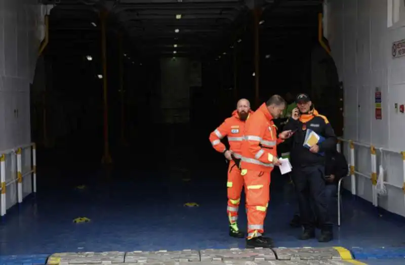 traghetto si schianta al porto di napoli   7