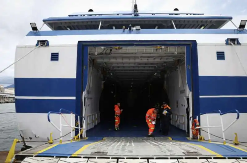 traghetto si schianta al porto di napoli   8