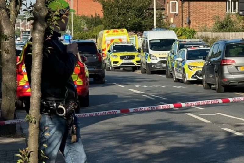 uomo con una katana accoltella 4 persone a londra a Hainault