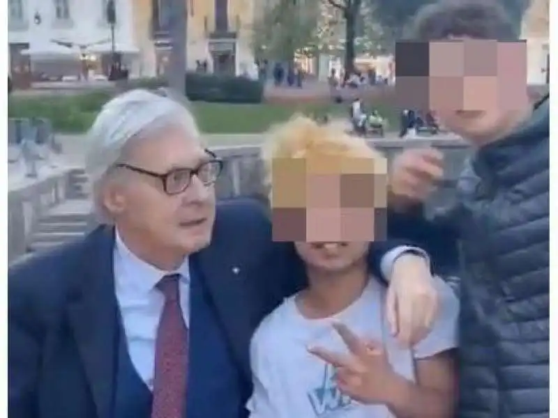 vittorio sgarbi nel video girato insieme a due adolescenti