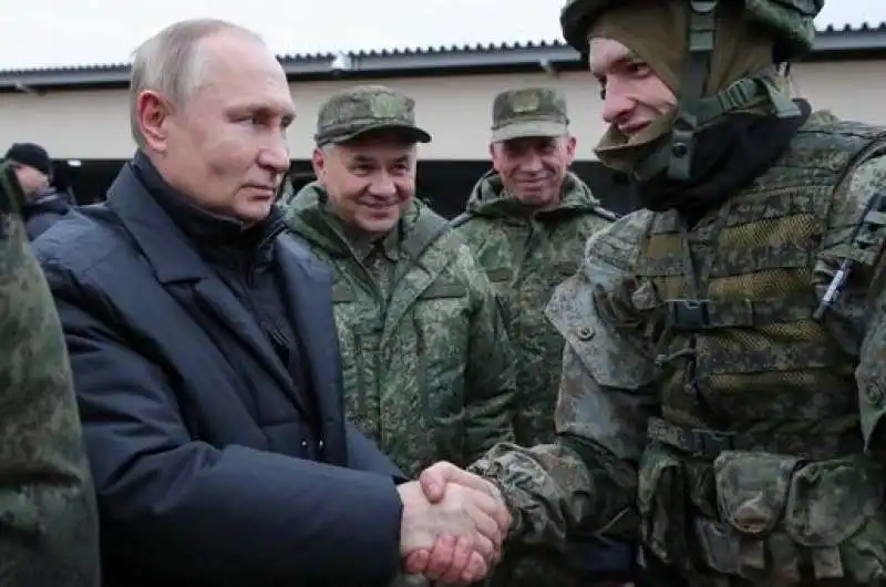 VLADIMIR PUTIN CON I SOLDATI RUSSI