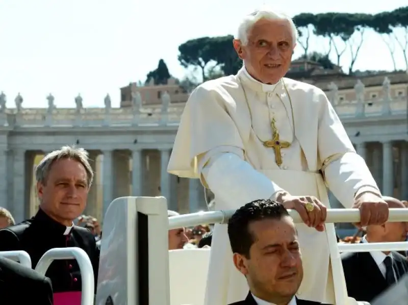 IL PAPA PADRE GEORG E PAOLO GABRIELE jpeg