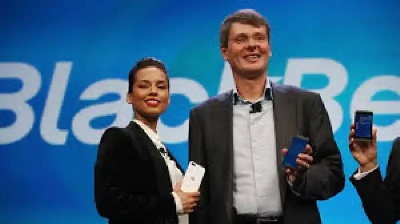 alicia keys e thorsten heins con i nuovi blackberry jpeg