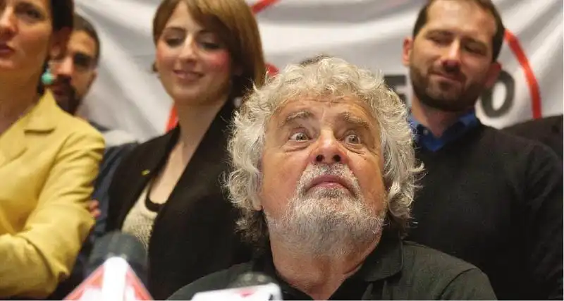 BEPPE GRILLO CON ALCUNI ATTIVISTI CINQUE STELLE 