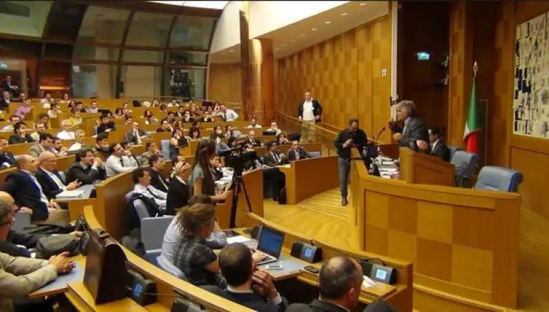 BEPPE GRILLO A MONTECITORIO SFERZA I GRILLINI 