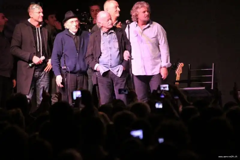 BEPPE GRILLO SUL PALCO CON GINO PAOLI DON GALLO