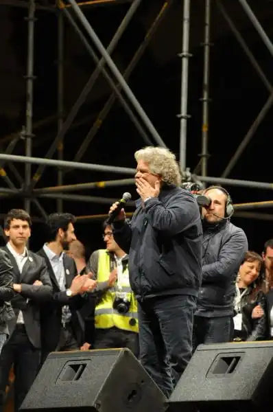 Beppe Grillo sul palco di piazza del popolo 