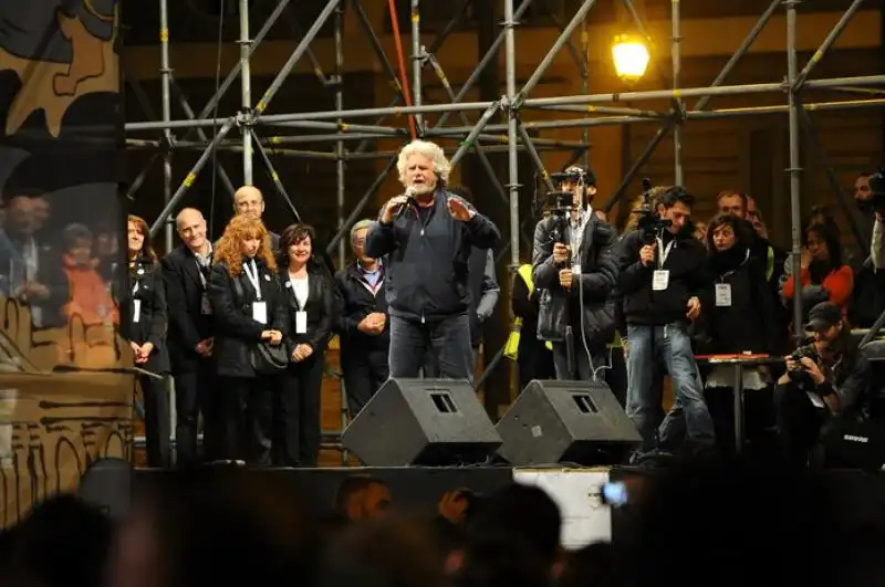 Beppe Grillo sul palco di piazza del popolo 