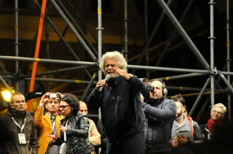 Beppe Grillo sul palco di piazza del popolo 