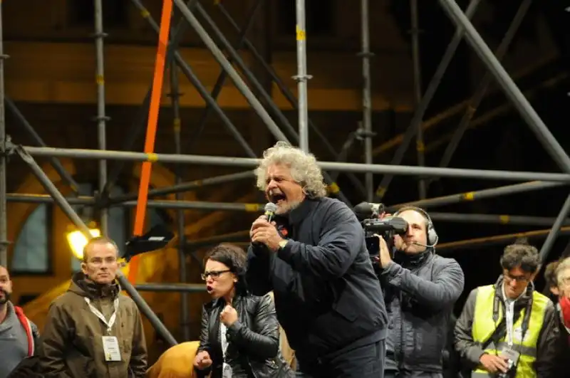 Beppe Grillo sul palco di piazza del popolo 