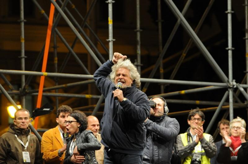 Beppe Grillo Sul Palco Di Piazza Del Popolo Dago Fotogallery 6053