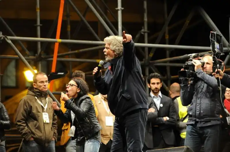 Beppe Grillo sul palco di piazza del popolo 