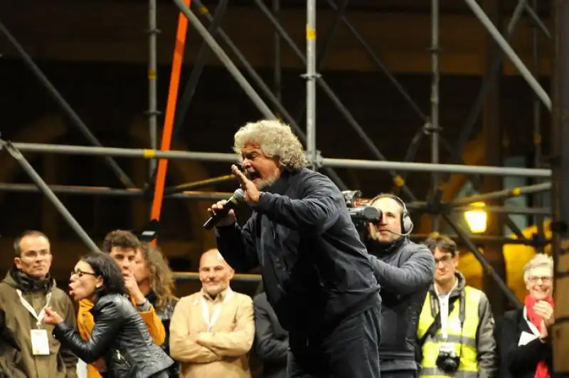 Beppe Grillo sul palco di piazza del popolo 