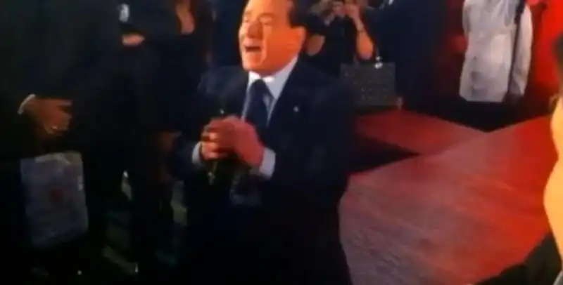 BERLUSCONI CANTA ALLA CENA DI ALEMANNO 