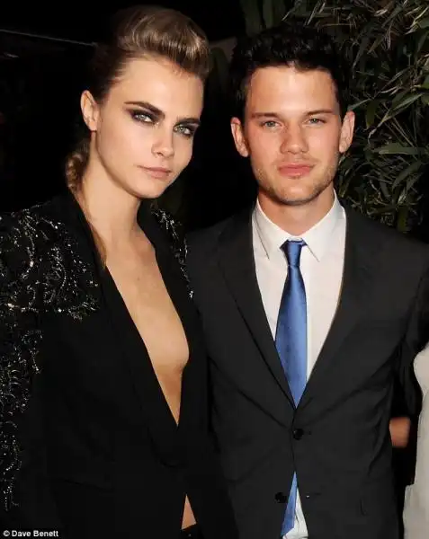 CARA DELEVINGNE E JEREMY IRVINE A CANNES 