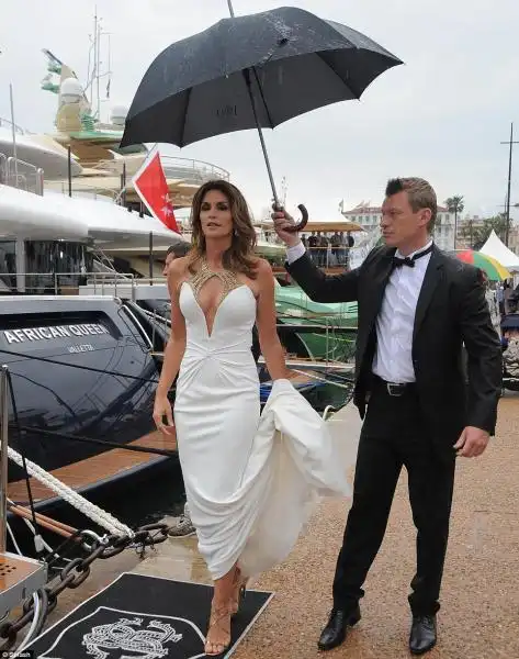 CINDY CRAWFORD A CANNES 