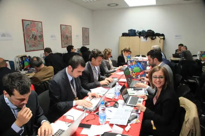 il circo mediatico al lavoro in sala stampa 