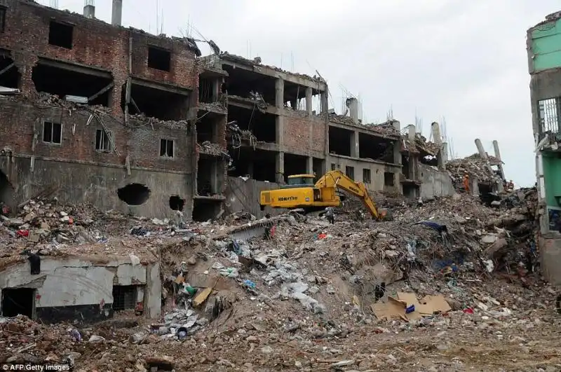 IL CROLLO DEL PALAZZO A DACCA IN BANGLADESH 