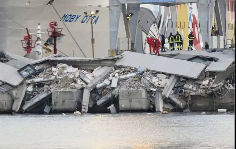 CROLLO DI UNA TORRE AL PORTO DI GENOVA 