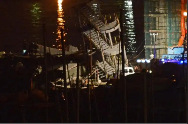 CROLLO DI UNA TORRE AL PORTO DI GENOVA 