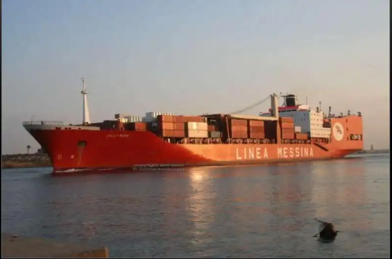 CROLLO DI UNA TORRE AL PORTO DI GENOVA 