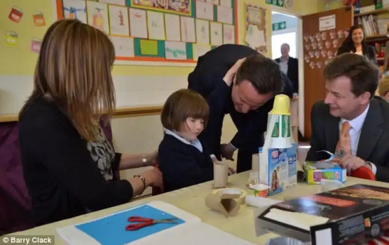 DAVID CAMERON IN UNA SCUOLA 