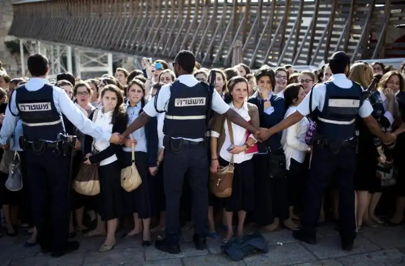 DONNE IN RIVOLTA AL MURO DEL PIANTO 