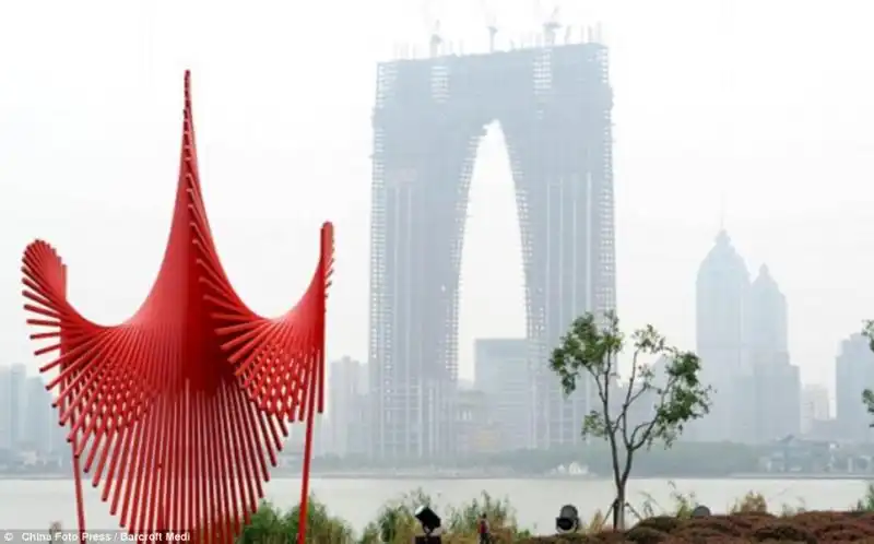 EDIFICIO A FORMA DI MUTANDONI A SUZHOU 