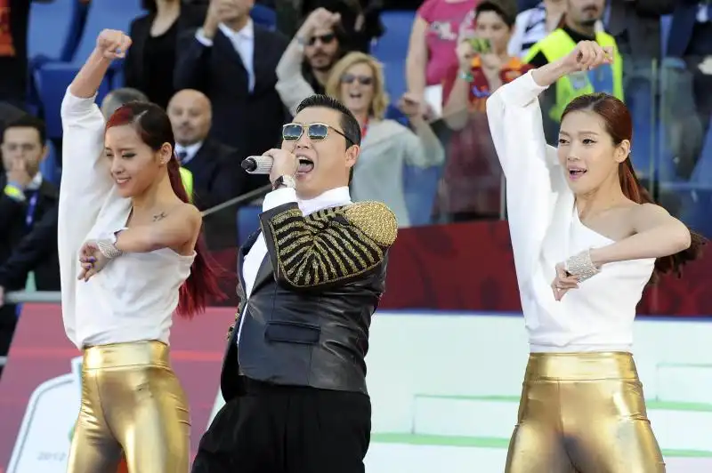 psy si esibisce allo stadio olimpico 