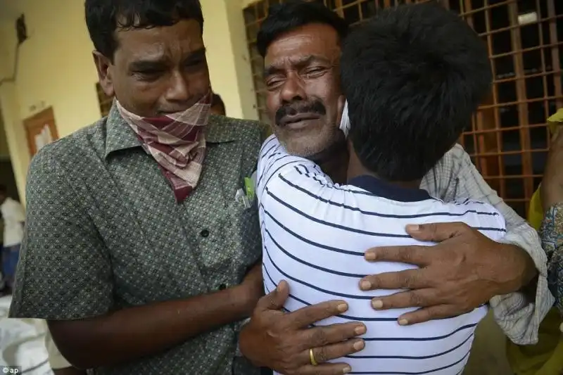 I FAMILIARI DELLE VITTIME DEL CROLLO DEL PALAZZO DI DACCA IN BANGLADESH 