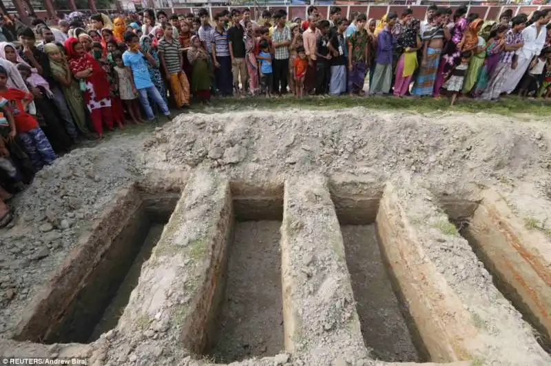 FOSSE COMUNI IN BANGLADESH DOPO IL CROLLO DI UN PALAZZO 