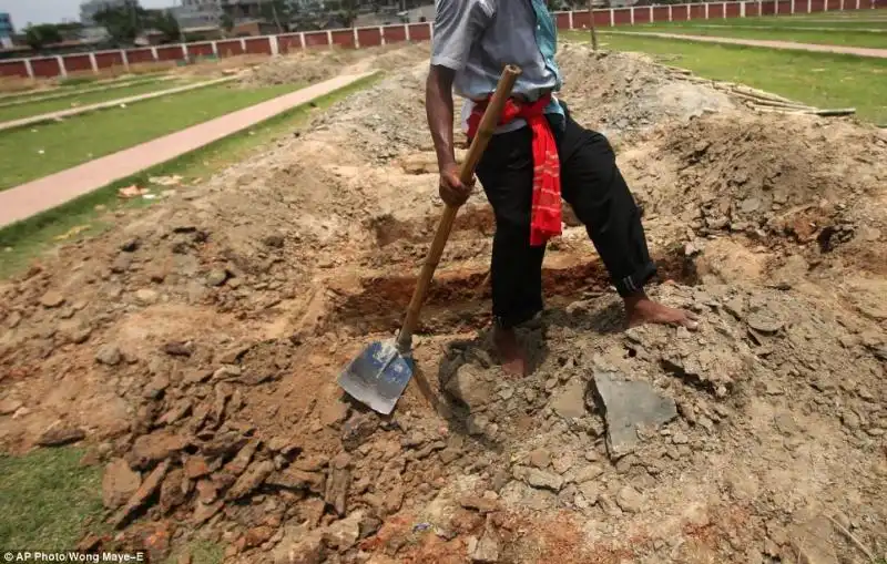 FOSSE COMUNI IN BANGLADESH DOPO IL CROLLO DI UN PALAZZO 