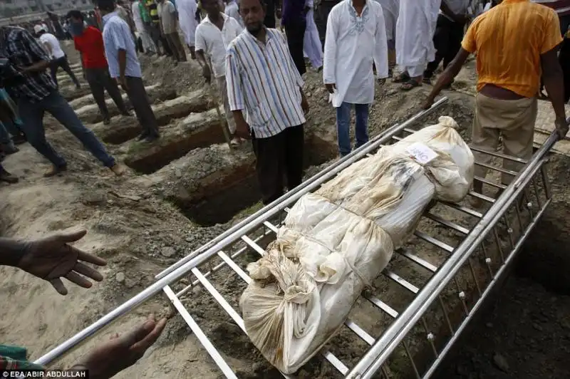 FOSSE COMUNI IN BANGLADESH DOPO IL CROLLO DI UN PALAZZO 