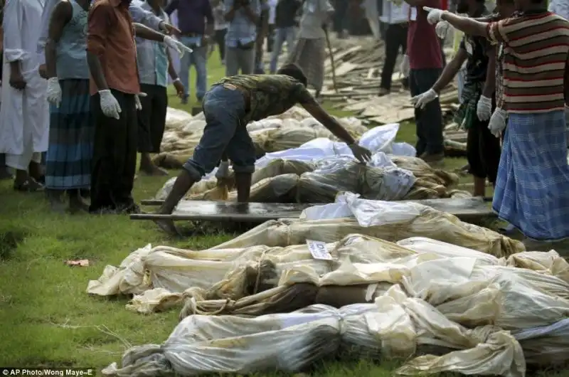 FOSSE COMUNI IN BANGLADESH DOPO IL CROLLO DI UN PALAZZO 