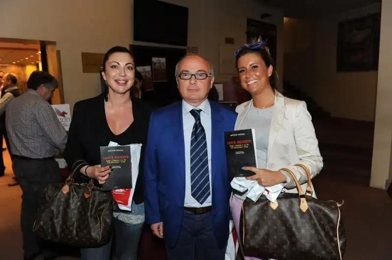 Fotoricordo con il libro di Bettini 