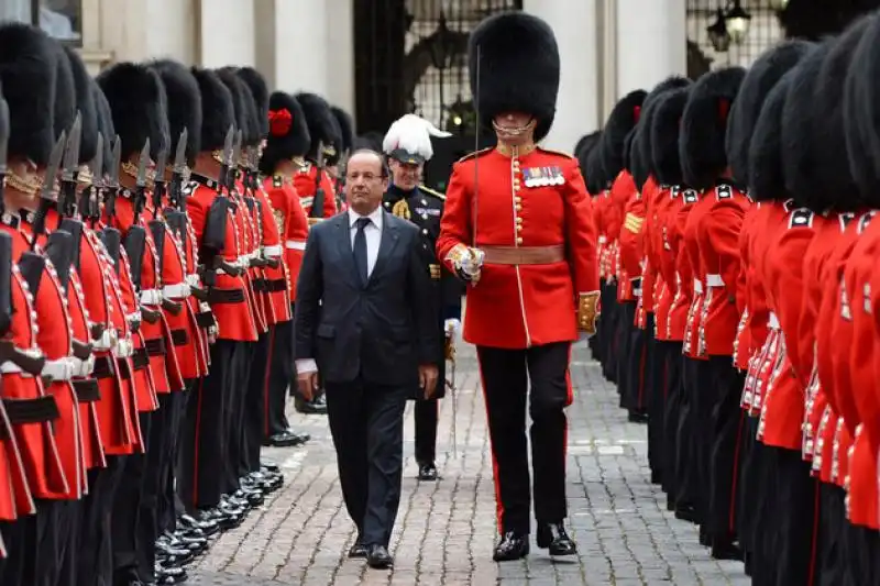 Francois Hollande a londra in mezzo alle guardie reali 