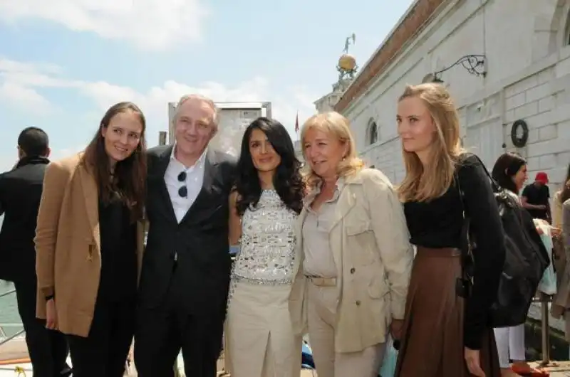 FRANCOIS PINAULT CON SALMA HAYEK LA ZIA FLORENCE E LE SORELLE OLIVIA E CHARLOTTE FOTO CORRIERE DEL VENETO 