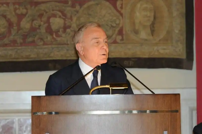 Gianni Letta saluta gli ospiti 