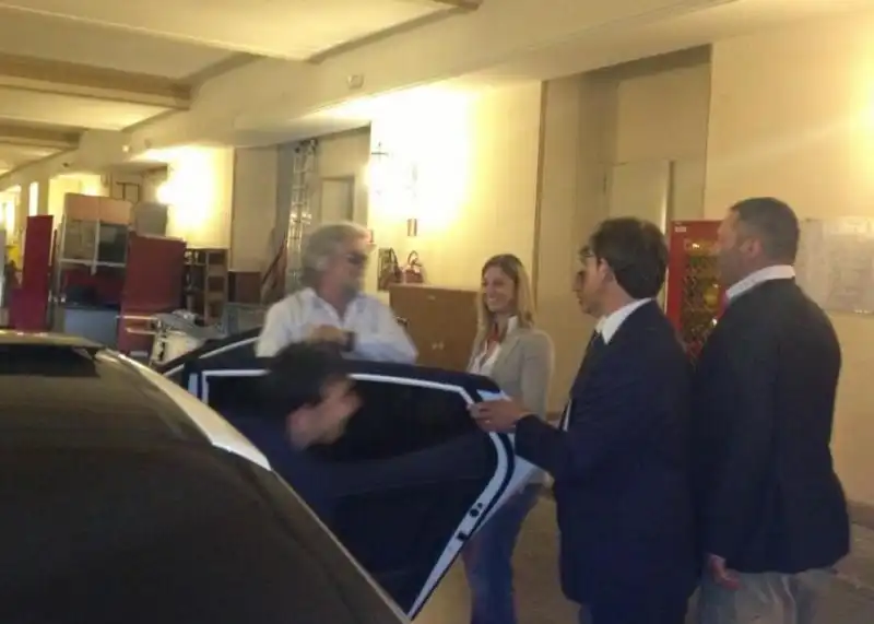 GRILLO ARRIVA NEL GARAGE DI MONTECITORIO 