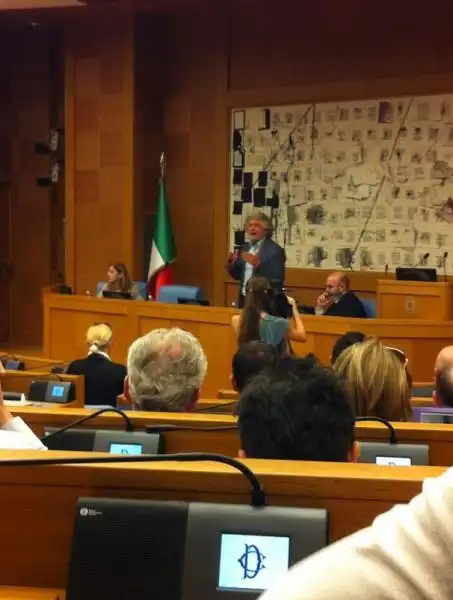 GRILLO A MONTECITORIO INCONTRA I PARLAMENTARI CINQUE STELLE 