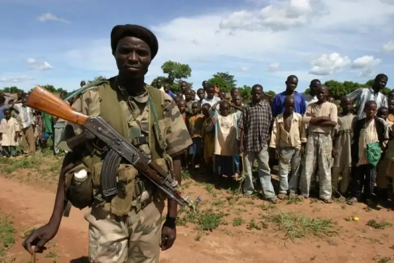 A GUARDIA DELLA MINIERA DI COLTAN IN CONGO