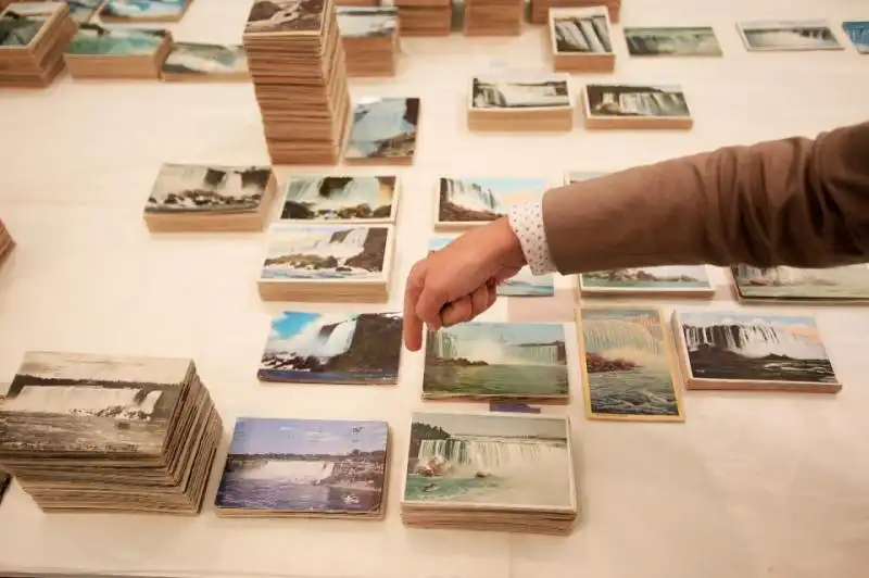 Zoe Leonard Niagra Falls Postcards Galleria Raffaella Cortese FOTO DAILY BEAST 