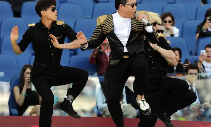 PSY ALL OLIMPICO PRIMA DEL DERBY 