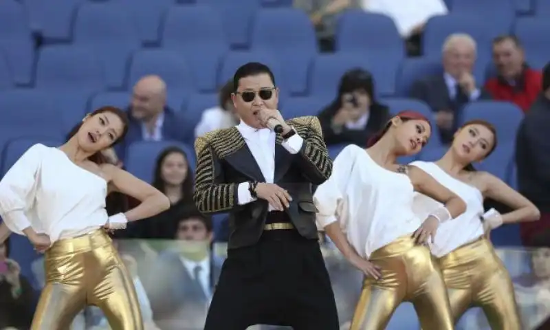 PSY ALL OLIMPICO PRIMA DEL DERBY 