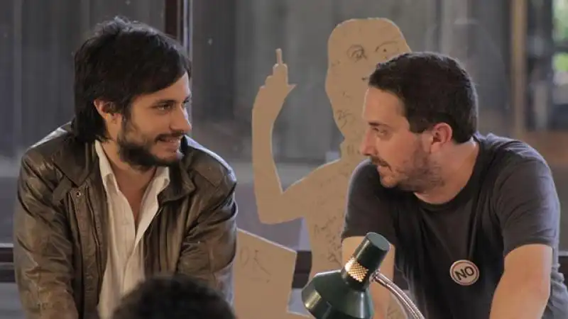 PABLO LARRAIN E GAEL GARCIA BERNAL IN NO I GIORNI DELL ARCOBALENO jpeg