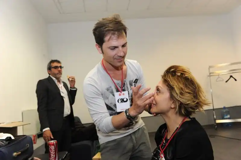 Paola Minaccioni al trucco 