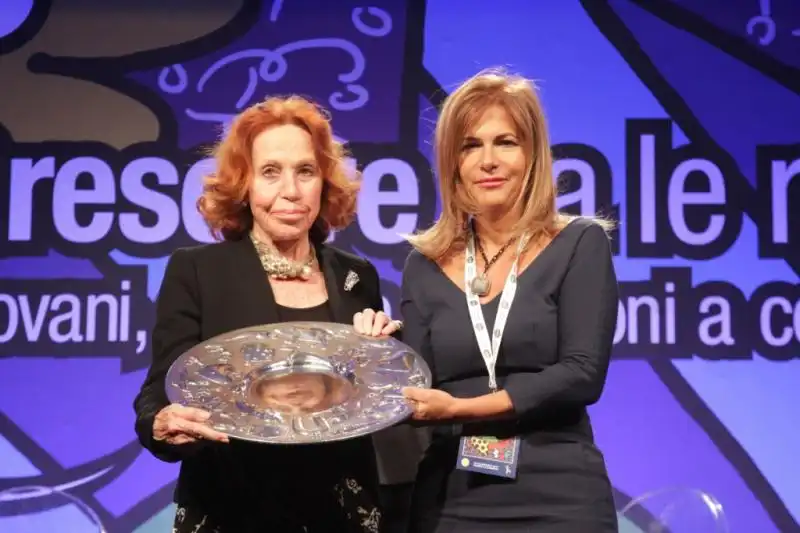 il premio Arte e Cultura la Bagnaia consegnato da Marisa Monti Riffeser a Emma MArcegaglia 