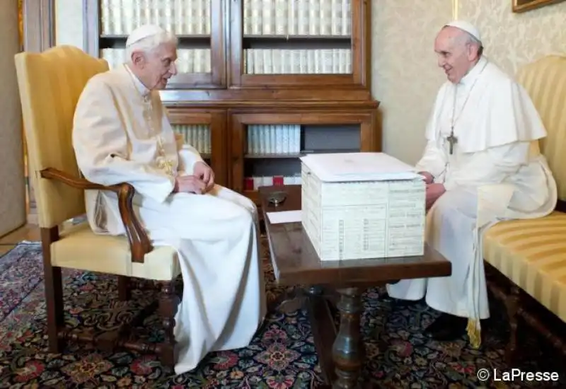 RATZINGER E BERGOGLIO jpeg