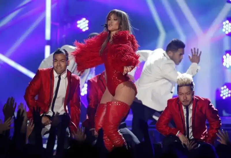 jlo in rosso 