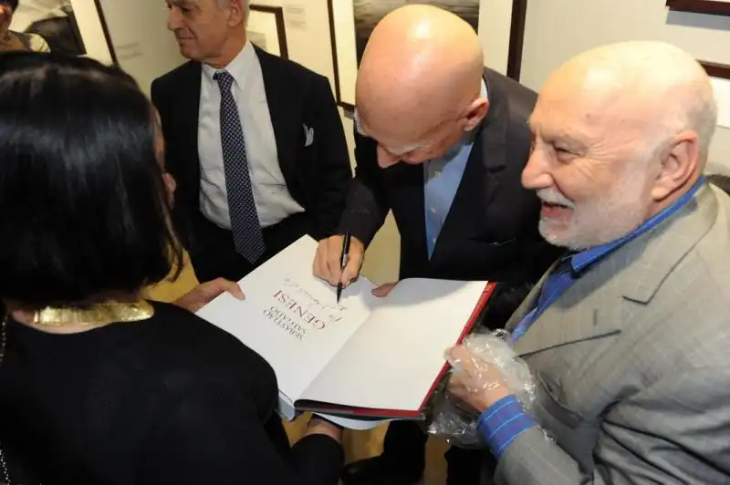 Salgado autografa il suo libro a Domenico De Masi 